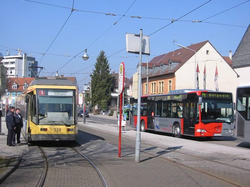 Niederflur-Straenbahnwagen 221, eingesetzt auf der Linie 1 zwischen den Karlsruher Stadtteilen Durlach und Oberreut, steht am 20.03.2006 an der Endhaltestelle Turmberg in Karlsruhe-Durlach. Hier bestehen Umsteigemglichkeiten zu einigen Buslinien.