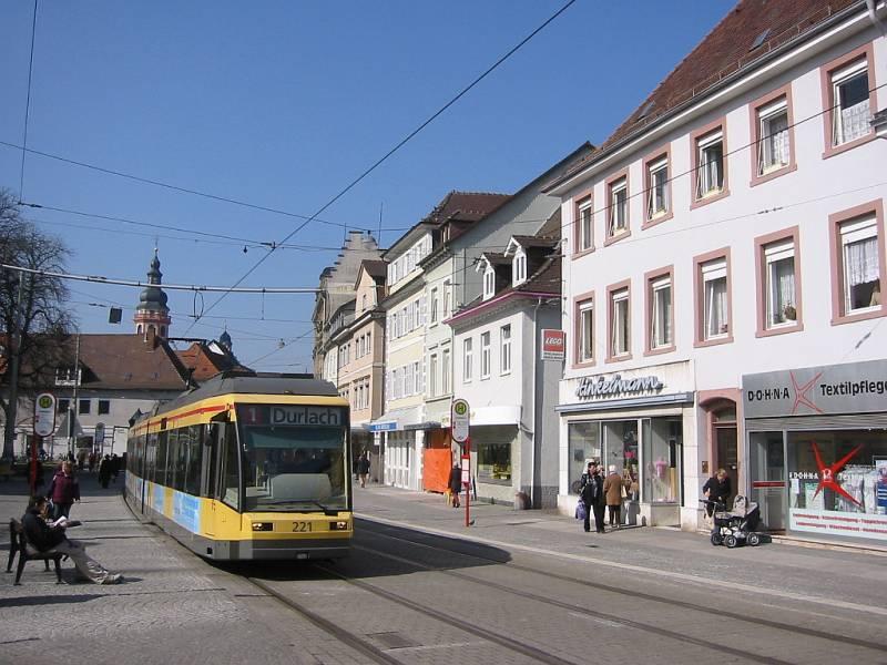 Niederflur-Straenbahnwagen 221, eingesetzt auf der Linie 1 zwischen den Karlsruher Stadtteilen Durlach und Oberreut, steht am 20.03.2006 an der Haltestelle Schloplatz in Karlsruhe-Durlach.
