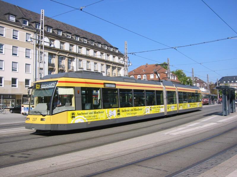 Niederflur-Straenbahnwagen 237 der Verkehrsbetriebe Karlsruhe, eingesetzt auf der Linie 4, am 19.09.2003 an der Haltestelle Hauptbahnhof. 