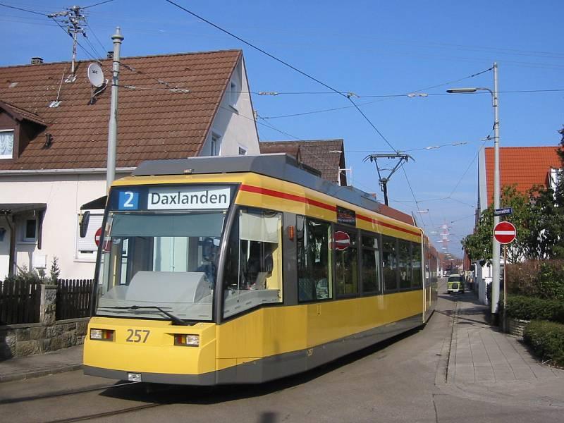 Niederflur-Straenbahnwagen 257 fhrt am 14.03.2006 durch den Karlsruher Stadtteil Daxlanden. Hier werden teilweise sehr enge, drflich geprgte Straen durchfahren. So kommt es, dass an einigen Stellen die Gleise der beiden Fahrtrichtungen auf parallel verlaufende Straen aufgeteilt sind.