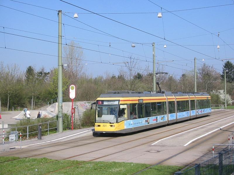 Niederflur-Straenbahnwagen 301, eingesetzt auf der Linie 1 zwischen den Karlsruher Stadtteilen Durlach und Oberreut, steht am 02.04.2005 an der Haltestelle Europahalle. 