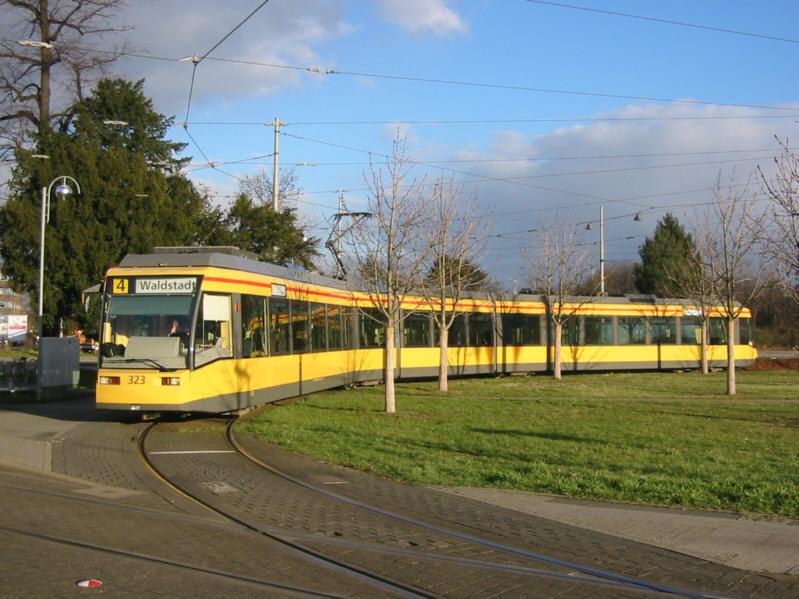 Niederflur-Straenbahnwagen 323, eingesetzt auf der Linie 4, am 23.01.2005 an der Wendeschleife Tivoli im Karlsruher Stadtteil Sdstadt. 