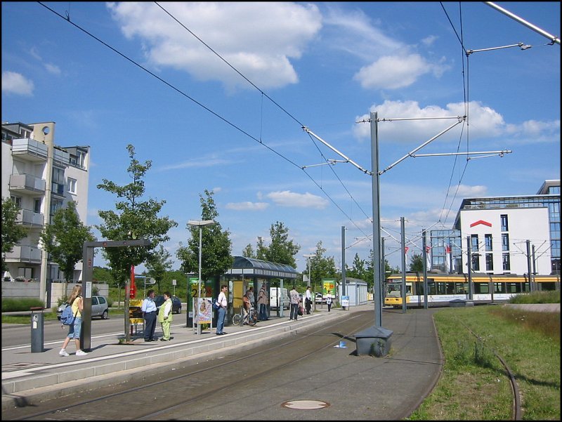 Niederflur-Triebwagen 321 am 07.06.2006 auf der Wendeschleife im Karlsruher Stadtteil Oberreut.