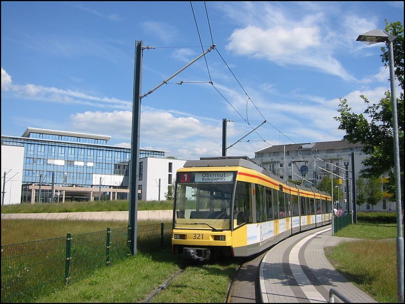 Niederflur-Triebwagen 321 hat am 07.06.2006 aus Richtung Durlach kommend die Endhaltestelle mit Wendeschleife der Linie 1 im Karlsruher Stadtteil Oberreut erreicht. 
