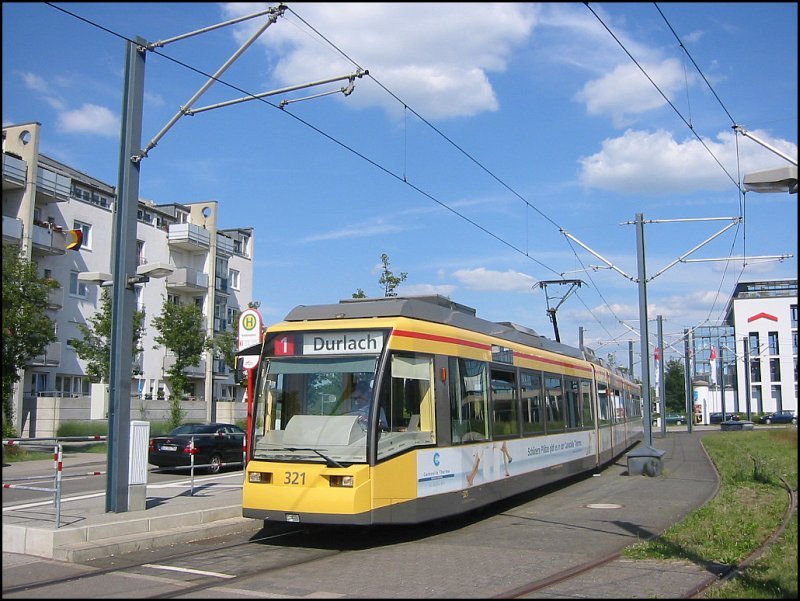 Niederflur-Triebwagen 321 steht am 07.06.2006 abfahrbereit als Linie 1 an der Haltestelle Badeniaplatz, nun in Richtung Durlach. 