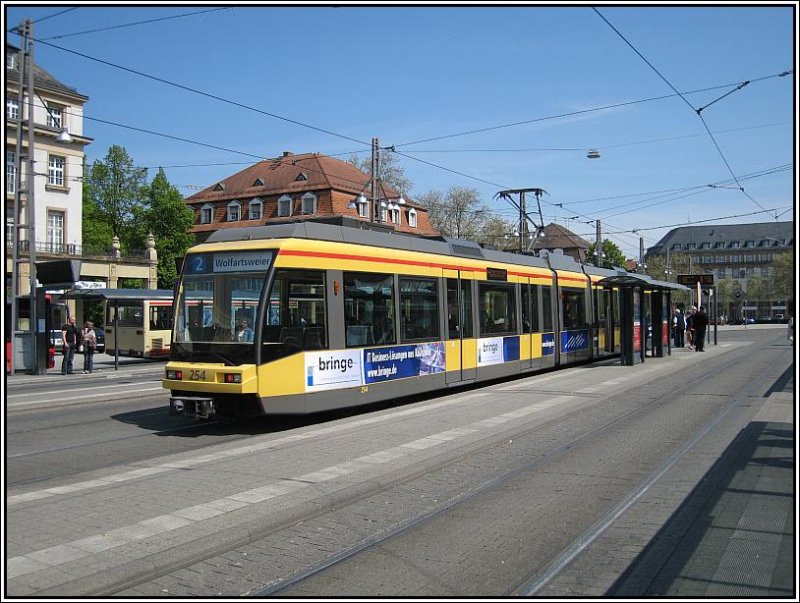 Niederflur-Tw 254, eingesetzt auf der Straenbahn-Linie 2 nach Wolfartsweier, aufgenommen am 04.05.2008 vor dem Karlsruher Hauptbahnhof.