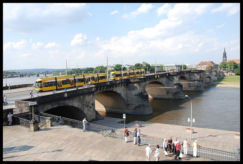 Niederflurgelenktriebwagen NGT6DD Der DVB In Dresden Treffen Sich Auf Der Augustusbr�cke(Flu� Elbe)25.08.07