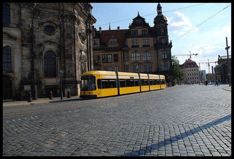 Niederflurgelenktriebwagen NGT6DD Der DVB In Dresden Auf Dem Thaterplatz 25.08.07