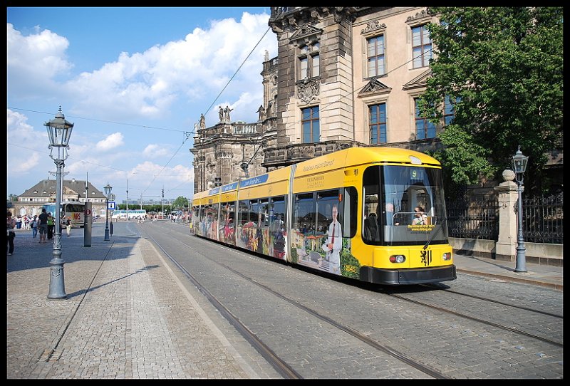 Niederflurgelenktriebwagen NGT6DD Der DVB In Dresden Auf Dem Theaterplatz 25.08.07