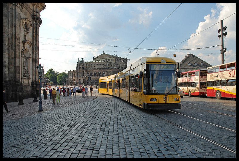 Niederflurgelenktriebwagen NGT6DD Der DVB In Dresden Verl�sst Den Theaterplatz Richtung Augustusbr�cke Im Hintergrund Die Semperoper 25.08.07