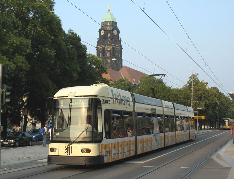 Niederflurgelenktriebwagen NGT6DD der Linie 9 als Werbetr�ger f�r Freiberger Bier nach Kaditz-Riegelplatz, im Hintergrund der Rathausturm; Dresden, 08.08.2007
