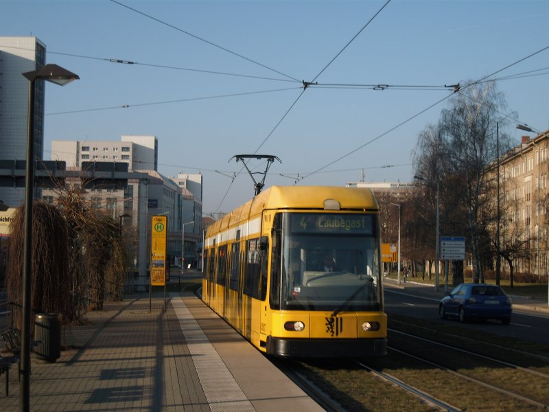 Niederflurstraenbahn am Straburger Platz. 29.12.08