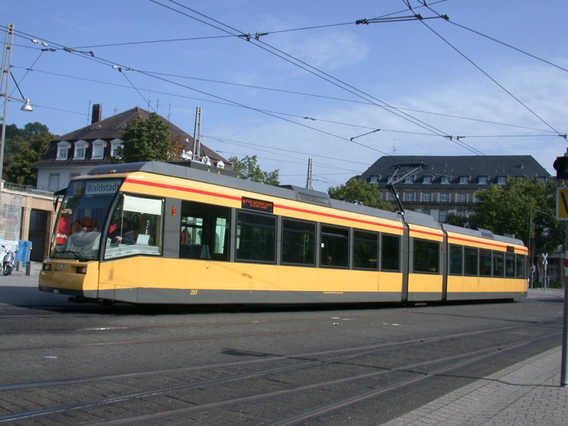 Niederflurtram 257 der Linie 4 nach Waldstadt am Karlsruher Hbf (12.10.2006)