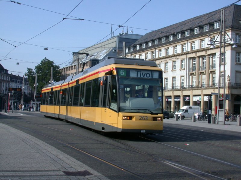Niederflurtram 263 der Linie 6 nach Tivoli am Karlsruher Hbf. (12.10.2006)