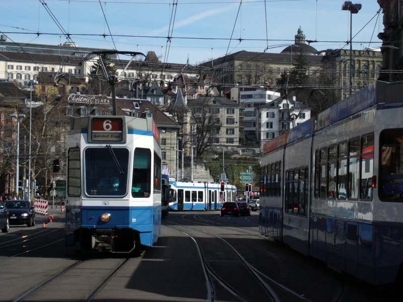 Niederflurtrams am Bahnhof, am 15.03.08.