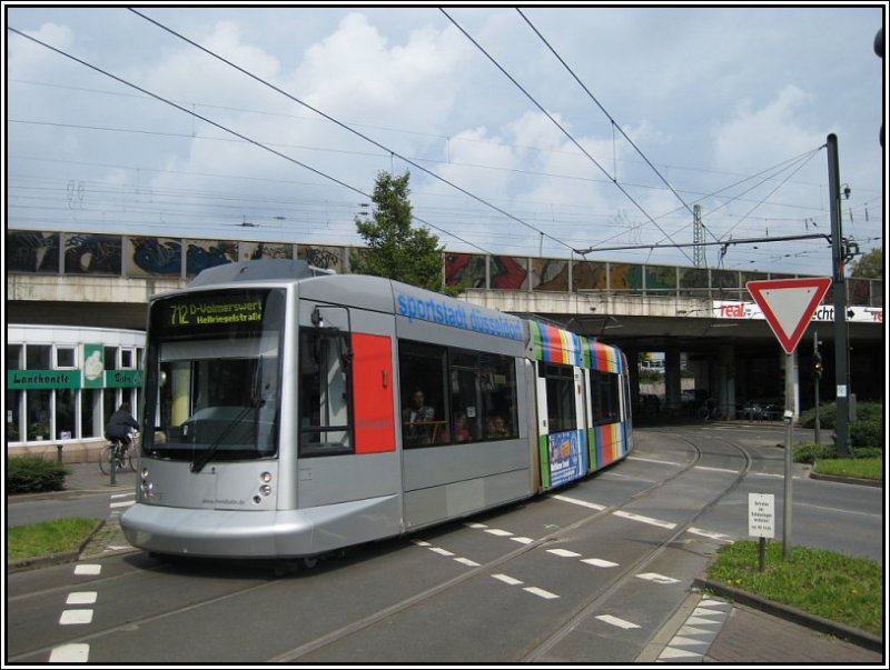 S-Bahn-Bahnhof Düsseldorf-Bilk verlassen und fährt weiter auf der Linie 712...