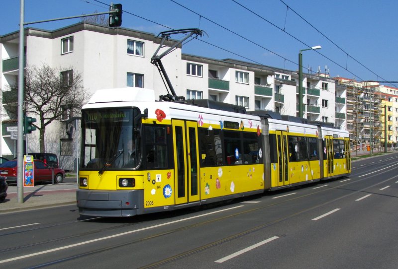 Niederflurtriebwagen Nummer 2006 der BVG als M10 kurz vor der Haltestelle Gedenksttte Berliner Mauer in der Bernauer Strasse. Diese als Metrotram gefhrte Linie fhrt vom Nordbahnhof zur Warschauer Strasse. (31.Mrz 2009)
