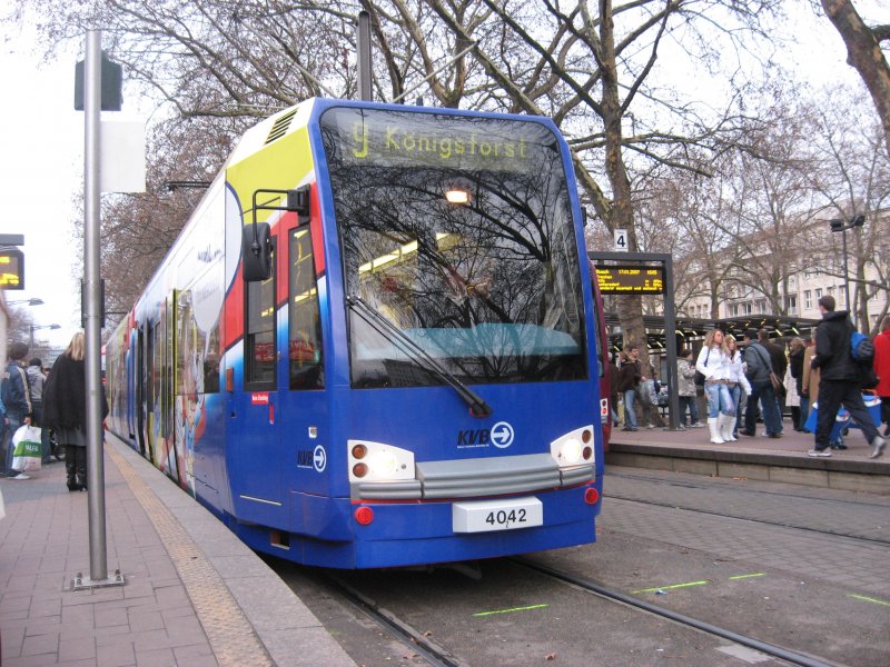 Niederflurwagen der 1. Generation (TW 4042) steht an der Station  Neumarkt . Aufnahme stammt vom 17. Januar 2007