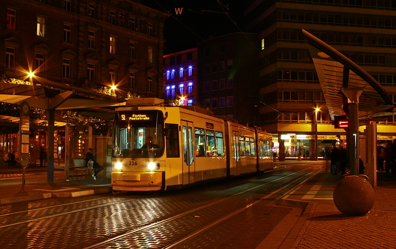Niederflurwagen 216 der Mainzer Straenbahn wartet am Abend des 25.10.09 auf Abfahrt am Hauptbahnhof.
