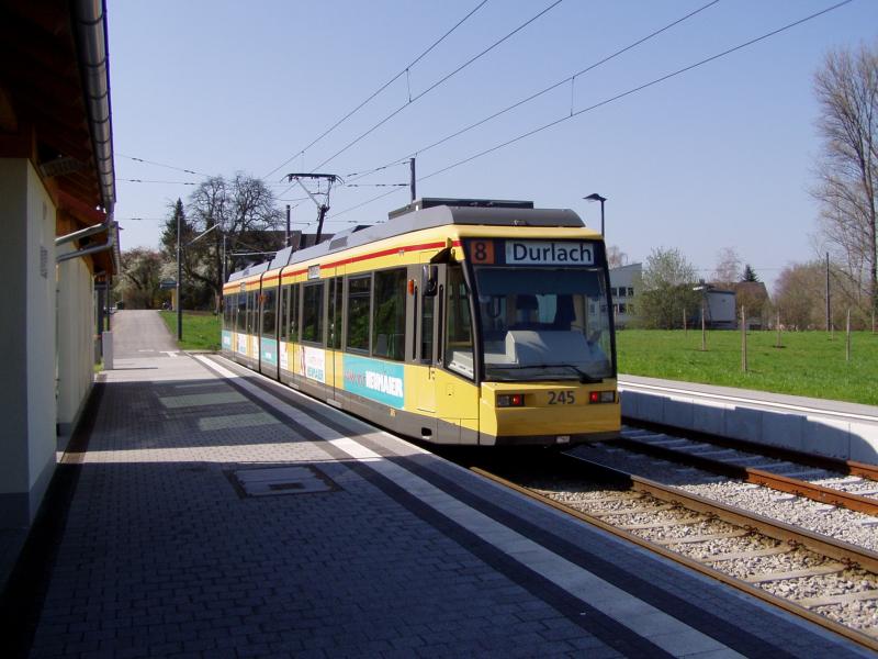 Niederflurwagen 245 als Linie 8 Richtung Durlach an der Endhaltestelle Wolfartsweier Nord. April 2005
