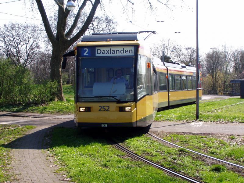 Niederflurwagen 252 in der Wendeschleife Daxlanden. Dieser Wagen fhrt nun weiter in Richtung Hauptbahnhof ber die Karlstrae und dann weiter nach Wolfartsweier, April 2005