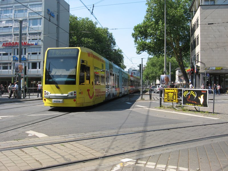 Niederflurwagen 4073 verlsst am 04. August 2009 auf der Linie 7 die Haltestelle  Neumarkt  Richtung Braunsfeld. Kurse der Linie 7 die nur bis  Aachener Strae / Grtel  fahren wenden im Btf West.
