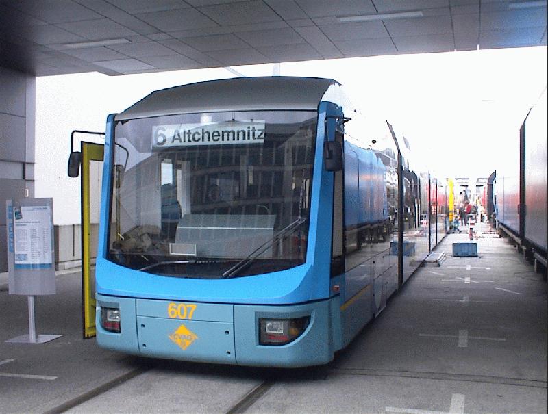Niederflus-Straenbahn aus Chemnitz am 29.9.02 auf der InnoTrans in Berlin.