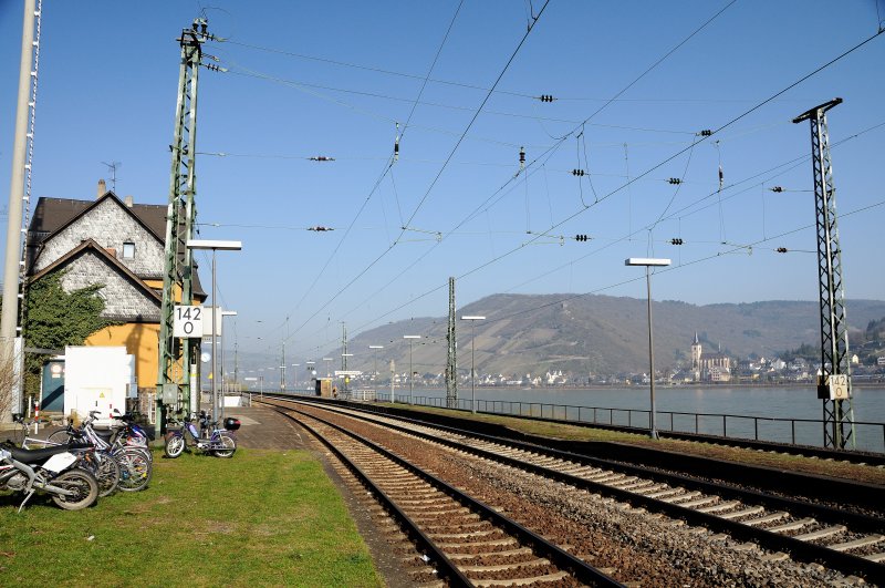 Niederheimbach Bhf im Fisheye, auf der rechten Rheinseite im Morgendunst rechts Lorch und links, Lorchhausen erkennbar. (April 2009).
