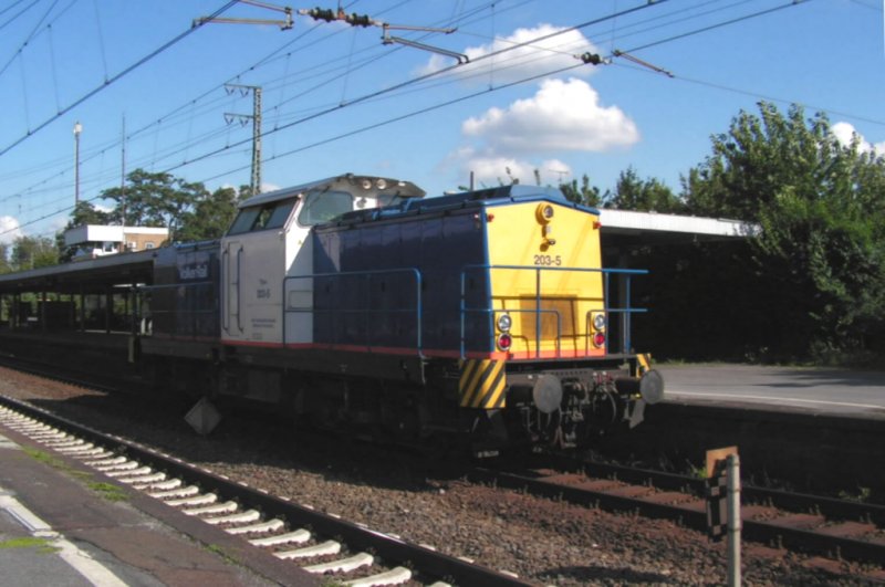 Niederlndische Diesellok am Bahnhof Emmerich,holt die dort abgestellten Waggons ab zur weiterfahrt zurck nach Holland (Juli 2009)