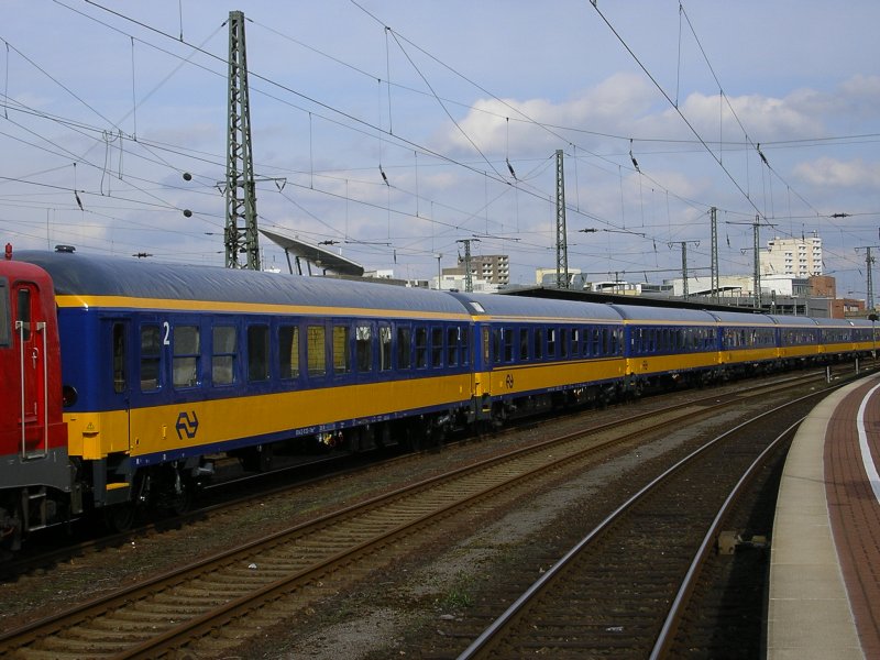 Niederlndische Wagengruppe,Gleis 26 im Dortmunder Hbf.(28.03.2008)
