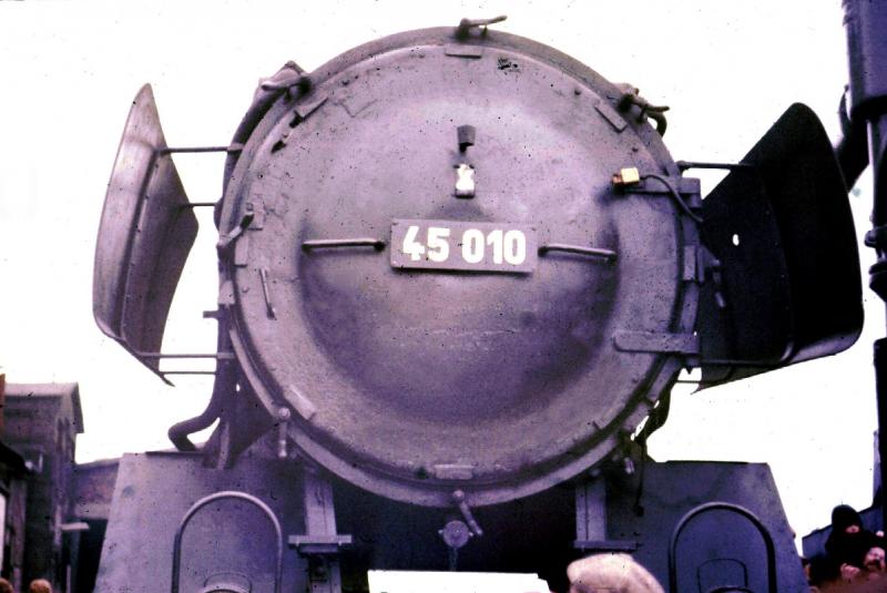 Niedermendig 1973. Die gr��te deutsche G�terzuglok im Bad in der Menge. Doch auch die �ber 3000PS starke Maschine fiel dem Feuer von N�rnberg-Gostenhof zum Opfer.