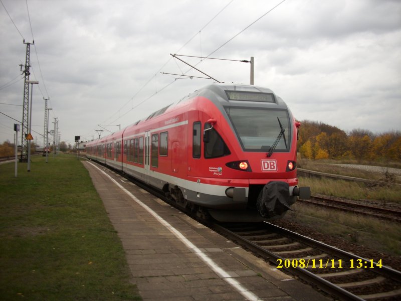 Niemand steigt ein oder aus am 11.11.2008 in Altefhr beim RE 33311 Stralsund-Binz der vom Flirt 427 003/827 003/303/603/427 503 gefahren wird.