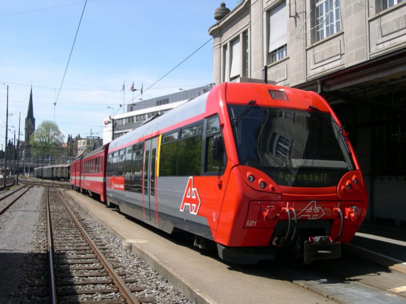 Nigelnagelneu war am 30.04.2005 der Steuerwagen 121 der Appenzeller Bahnen. Hier steht er als S 11 nach Appenzell in St. Gallen Bahnhofsplatz bereit.