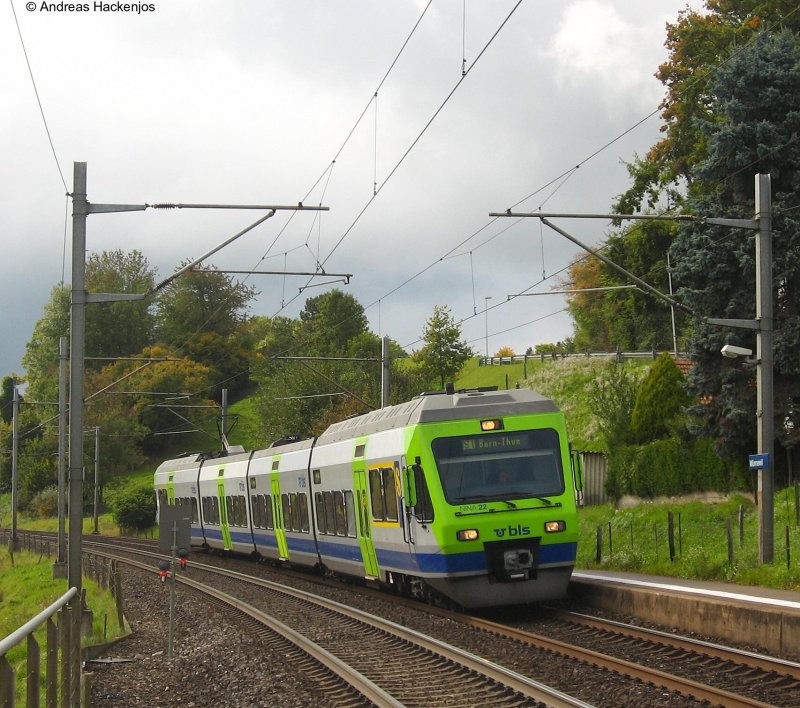 NINA 22 der BLS als S1 nach Thun bei der Einfahrt Wnewill am 4.10.08