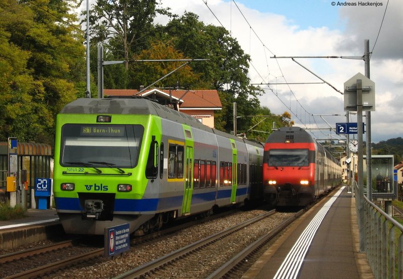 NINA 22 der BLS als S1 nach Thun begegmet in  Wnewill am 4.10.08 IC722 (10+(St. Gallen(CH)-Geneve-Aeropor t) mit Schublok 460 059-9 