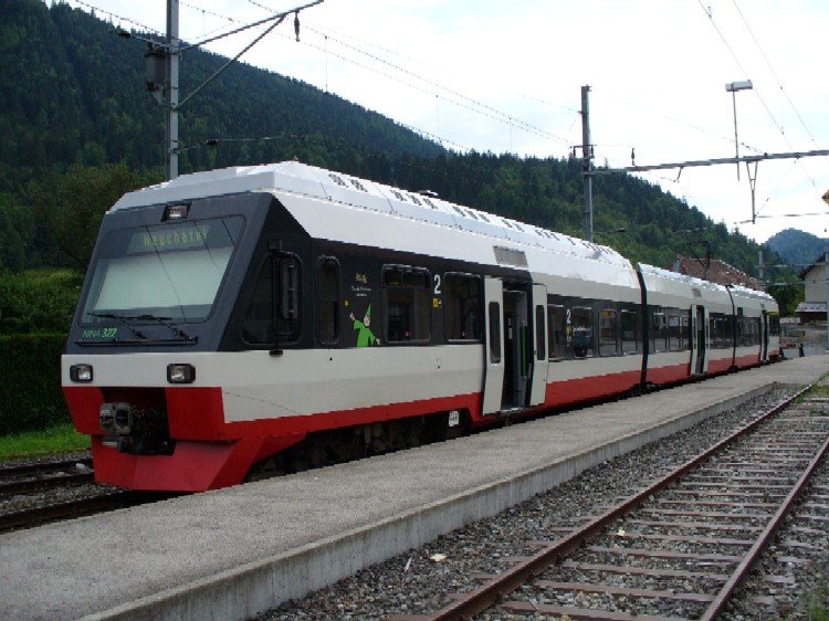 NINA Pendel der TRN 527 322 im Endbahnhof von Buttes am 30.07.2006