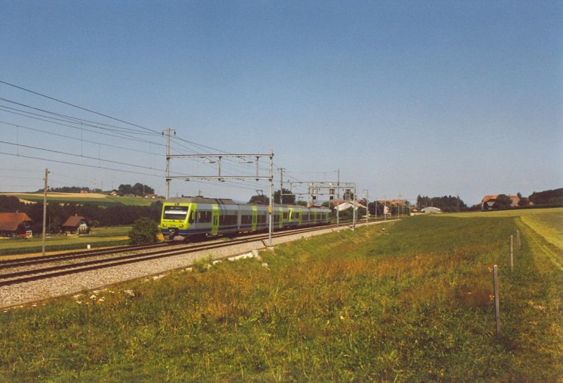 NINA RABe 525 der BLS unterwegs bei Riedbach zwischen Bern und Kerzers am 16. Juli 2006.