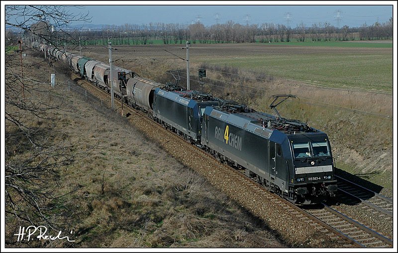 Ninja im Doppelpack.  R4C Getreidezug 96332 von Rotterdam nach Hegyshalom (HU), auf sterreichischem Staatsgebiet durch die LTE GmbH gefhrt, am 11.3.2007 kurz vor Gramatneusiedl (AUT).