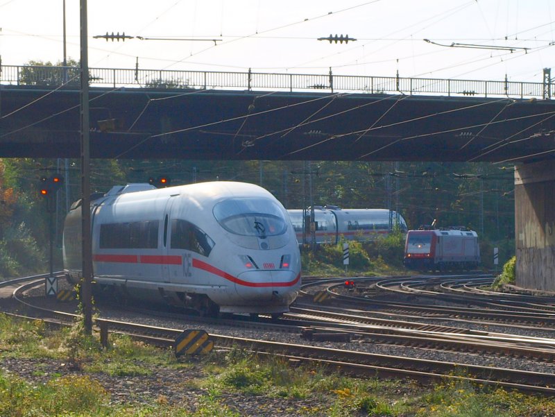 Nix da Fotomontage! Dieser ICE 3 f�hrt tats�chlich am 21.10.2009 auf der Montzenroute Richtung Gemmenicher Tunnel. Hier fahren sonst nur G�terz�ge die von Cobras und Class66 nach Belgien gezogen werden. Es scheint sich um eine Messfahrt zu handeln da nur Bahnpersonal und Techniker an Bord waren. Da staunt nicht nur der TF der Crossrail rechts im Bild. Vieleicht wei� von euch jemand mehr?
