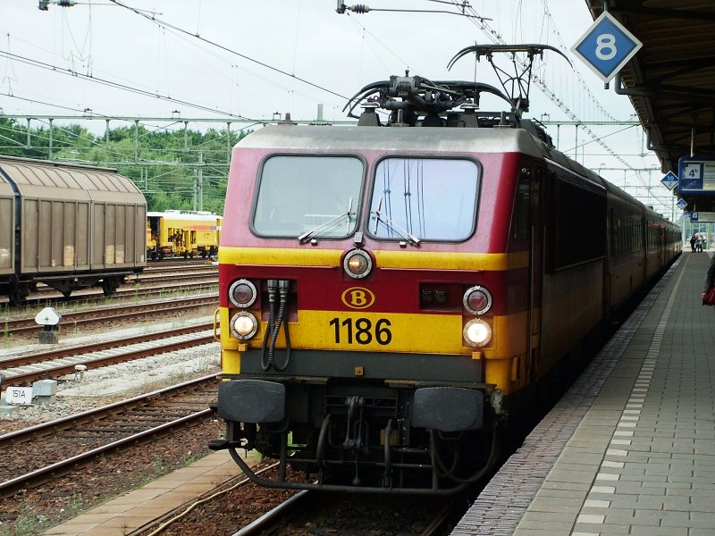 NMBS 1186 met internationale trein 634 Amsterdam Centraal - Brussel-Zuid te Roosendaal; 15 augustus 2005 / SNCB 1186 mit INT 634 Amsterdam CS - Bruxelles Midi in Roosendaal (NL); 15. August 2005