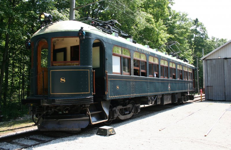 No. 8 der L & PS (LONDON & PORT STANLEY RAILWAY) im Halton County Radial Railway Museum am 31.7.2009. Dieser Triebwagen ist restauriert und wird zu Rundfahrten verwendet.
