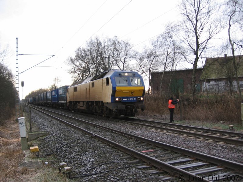 NOB DE 2700-10  am 23.01.2007 mit Güterwagen eines bei Tornesch entgleisten Güterzuges am Bü Lieth.