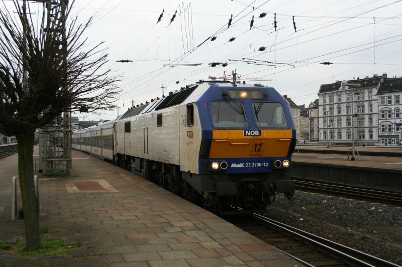 NOB DE 2700-12 am 19.4.2008 vor NOB 80508 bei der Ausfahrt aus Hamburg-Altona.
