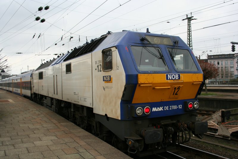 NOB DE 2700-12 vor NOB-Zug nach Westerland am 19.4.2008 in Hamburg-Altona.