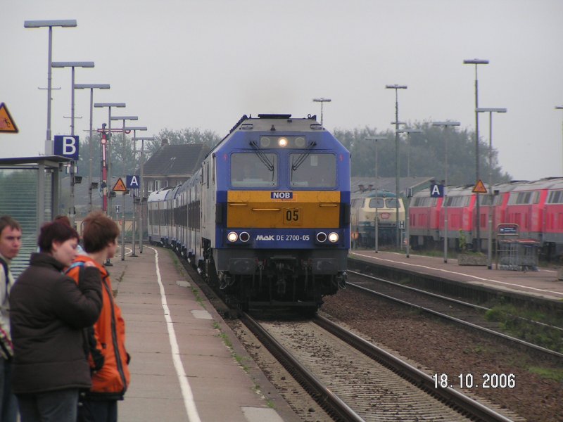 NOB Hamburg-Westerland mit MAK DE 2700-05 fhrt am 18.10.2006 aus Hamburg kommend in Niebll ein.