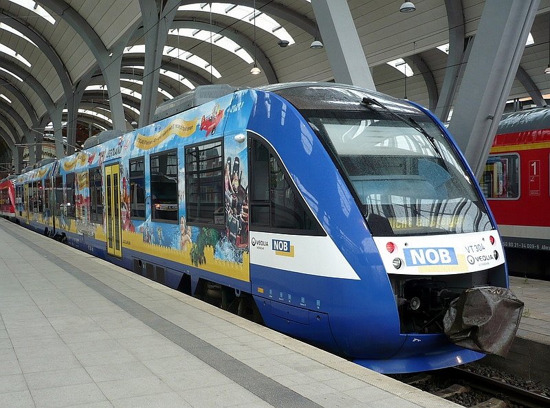 NOB LINT 41 VT 304 mit Legoland-Werbung am 17.05.2008 in Kiel.