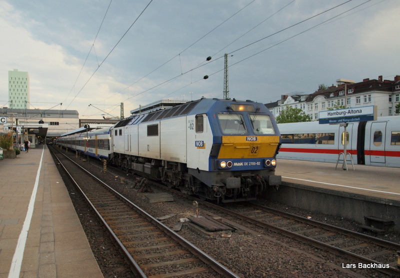 NOB mit power. MaK DE 2700-02 steht am 6.07.09 mit der NOB 80530 Hamburg-Altona - Westerland/Sylt in Hamburg-Altona auf Gleis 8 zur Abfahrt Richtung Elmshorn bereit.