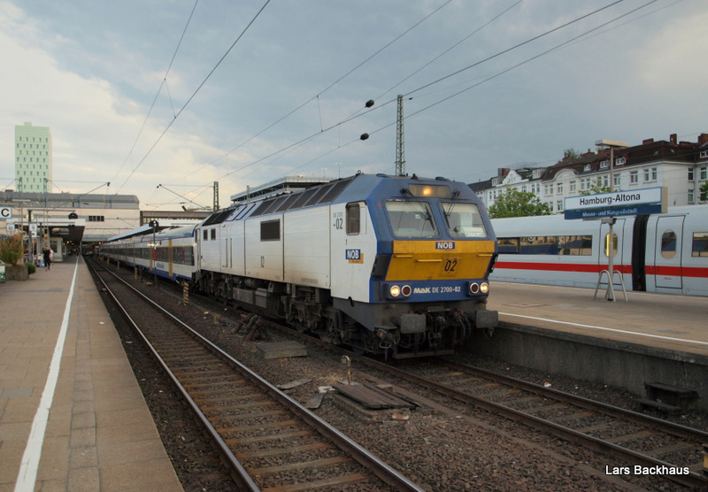 NOB mit power. MaK DE 2700-02 steht am 6.07.09 mit der NOB 80530 Hamburg-Altona - Westerland/Sylt in Hamburg-Altona auf Gleis 8 zur Abfahrt Richtung Elmshorn bereit.