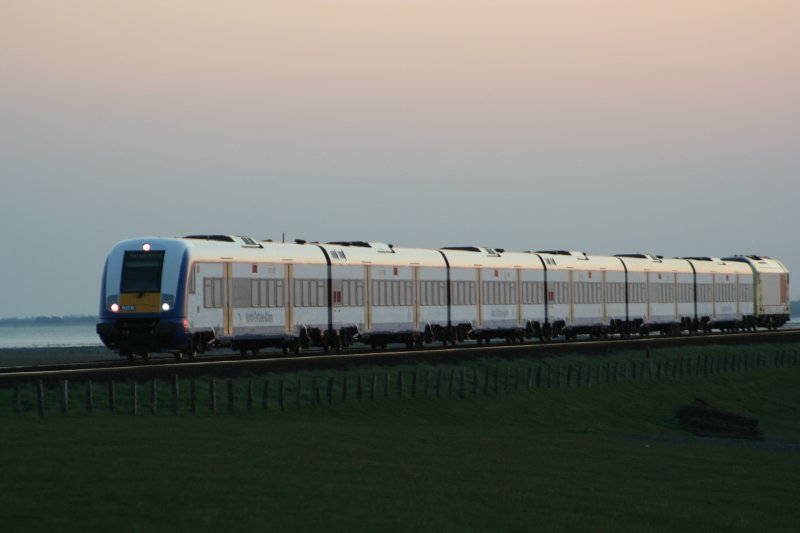 NOB Zug mit DISPOLOK ER20-001 auf der Fahrt von Westerland nach Niebll am 23.4.2008.