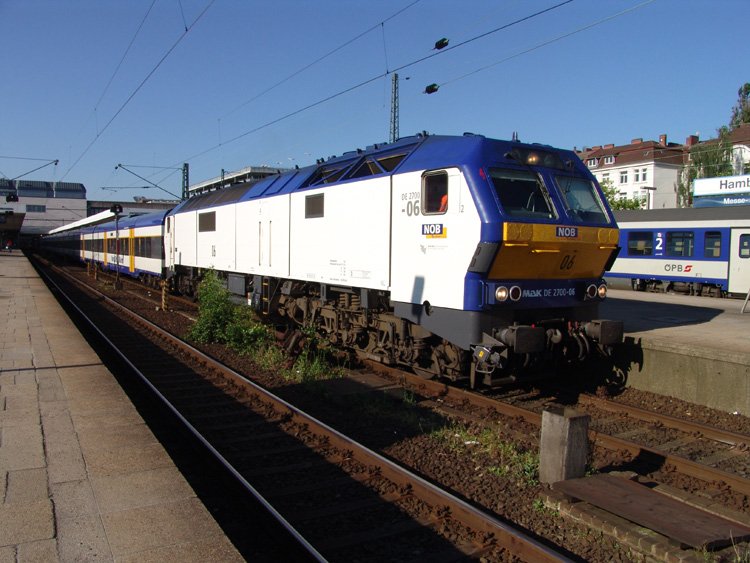 NOB80506 von Hamburg-Altona nach Westerland(Sylt)kurz vor der Ausfahrt im Bahnhof HH-Altona.Aufgenommen am 01.07.06